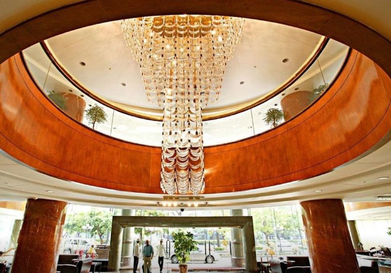 Evergreen Laurel Hotel - Taichung Bagian luar foto The photo shows the interior of a lobby, featuring a large, elegant chandelier hanging from a circular ceiling. The design incorporates warm wooden tones and modern architectural elements. The space is open and airy, with large glass windows allowing