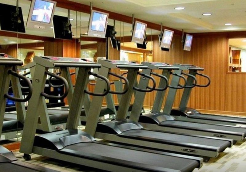Evergreen Laurel Hotel - Taichung Bagian luar foto The photo shows a fitness area with several treadmills lined up in front of a wall of mirrors. Each treadmill is equipped with a console and has screens above them, likely displaying workout information or entertainment. The interior has a modern des