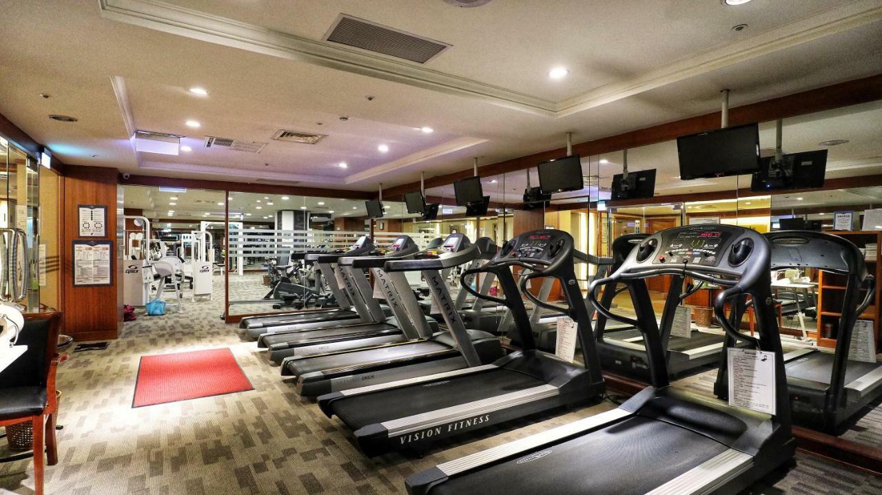 Evergreen Laurel Hotel - Taichung Bagian luar foto The photo shows a gym environment featuring several treadmills lined up in a row. The space has a bright and modern design with adequate lighting. In the background, various exercise machines and weights are visible, suggesting a well-equipped workou