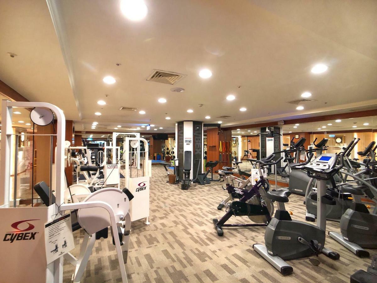 Evergreen Laurel Hotel - Taichung Bagian luar foto The photo shows a spacious gym interior equipped with various exercise machines. There are cardio machines like stationary bikes and elliptical trainers, as well as strength training equipment such as weight machines. The gym has a clean and modern d